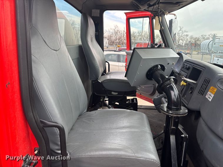 image for item FB0780 2007 International 7300 oil distributor truck