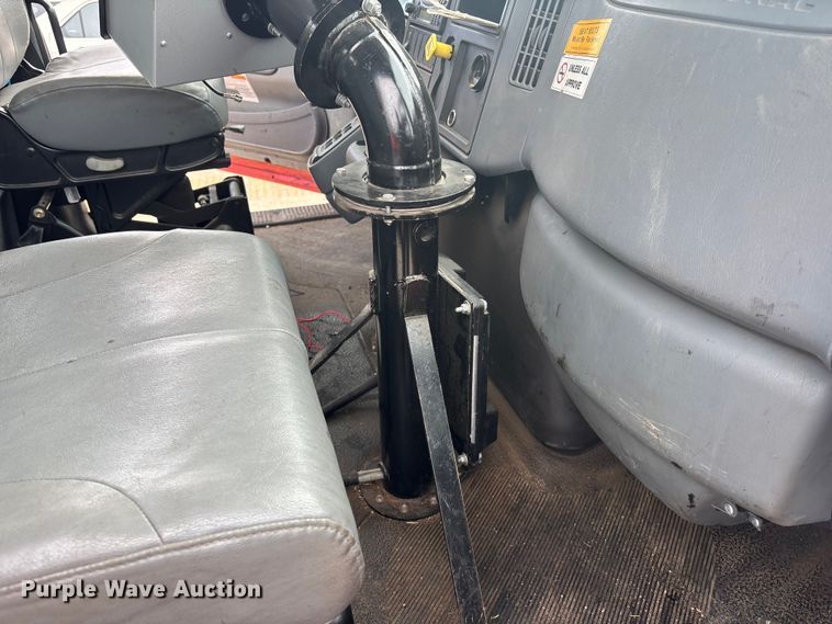 image for item FB0780 2007 International 7300 oil distributor truck