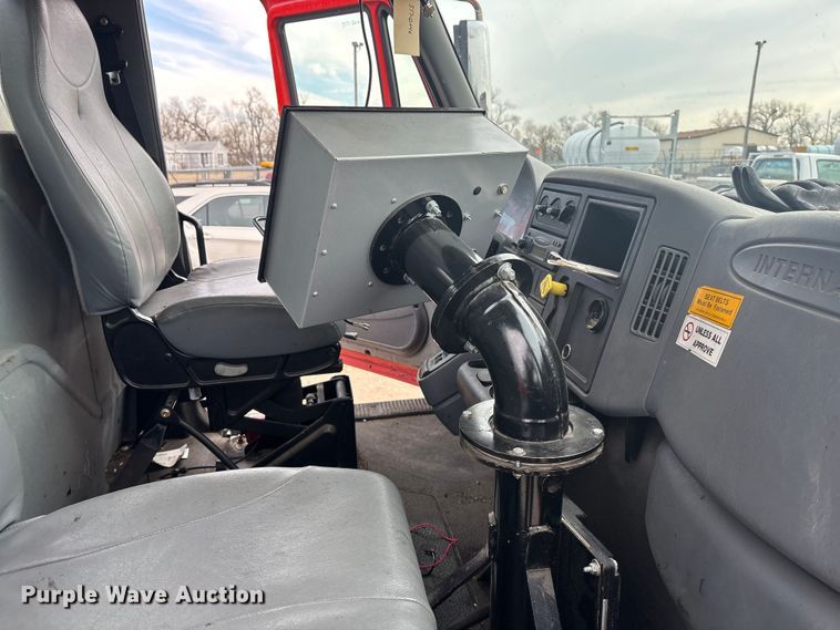 image for item FB0780 2007 International 7300 oil distributor truck