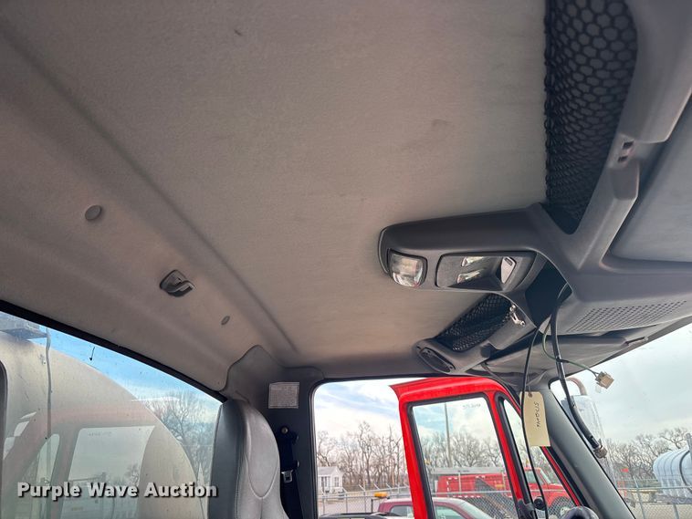 image for item FB0780 2007 International 7300 oil distributor truck