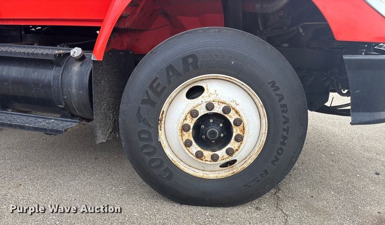 image for item FB0780 2007 International 7300 oil distributor truck