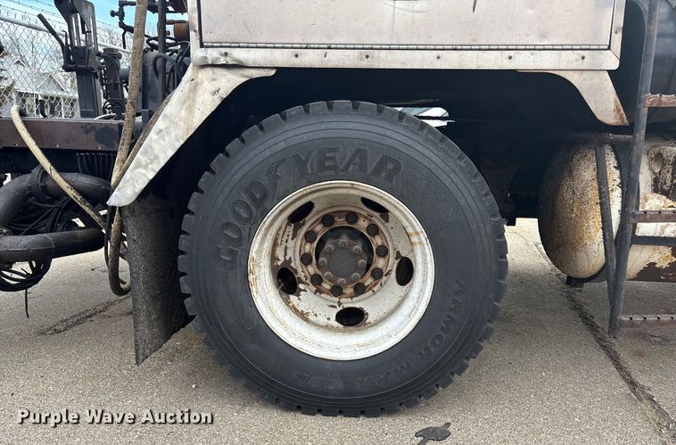 image for item FB0780 2007 International 7300 oil distributor truck