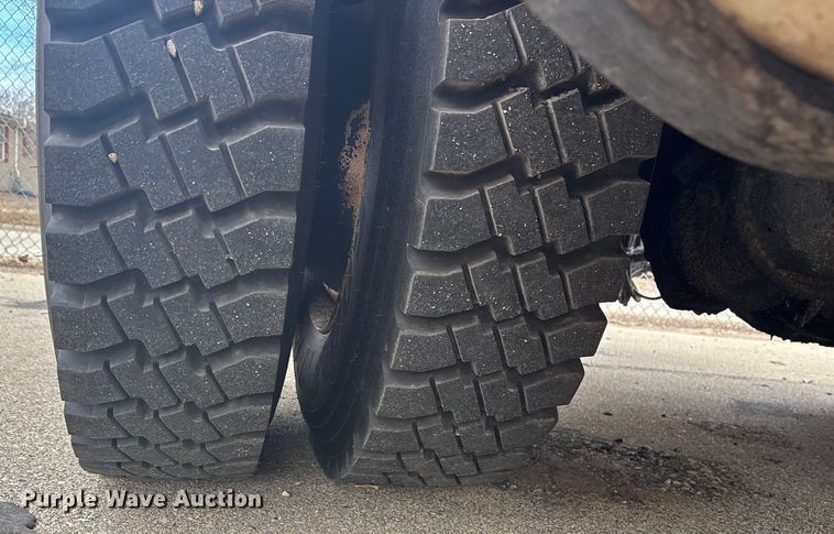 image for item FB0780 2007 International 7300 oil distributor truck