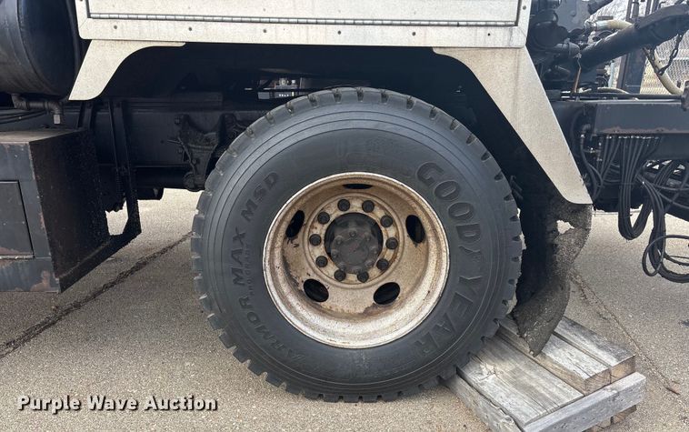 image for item FB0780 2007 International 7300 oil distributor truck