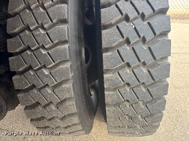 image for item FB0780 2007 International 7300 oil distributor truck