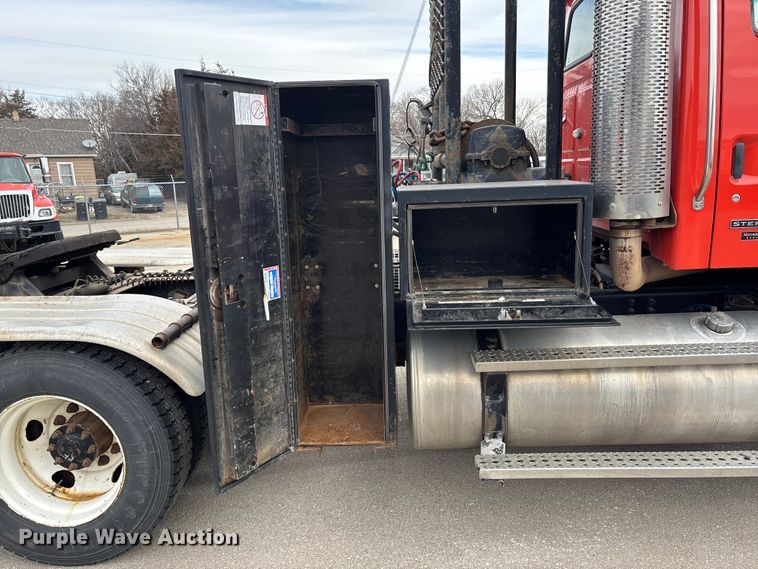 image for item FB0781 2006 Sterling L9500 Series semi truck