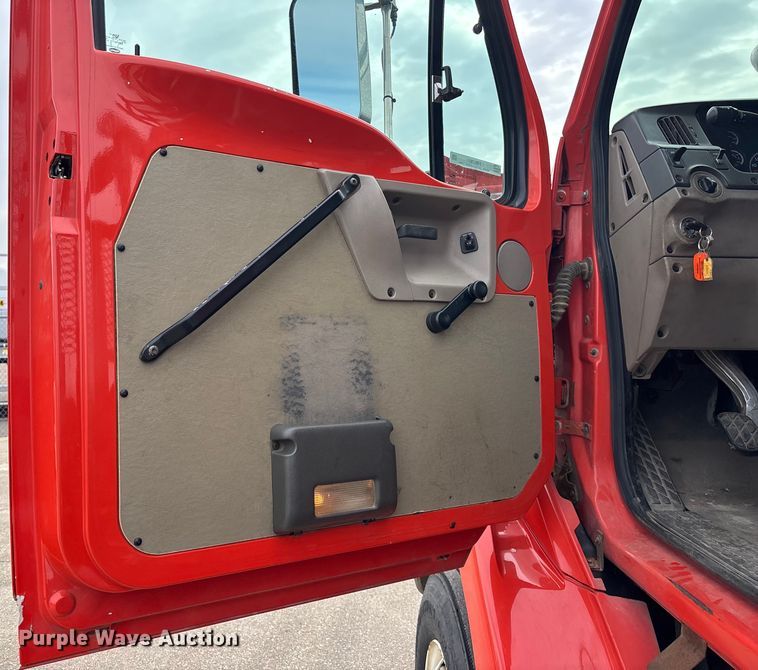 image for item FB0781 2006 Sterling L9500 Series semi truck