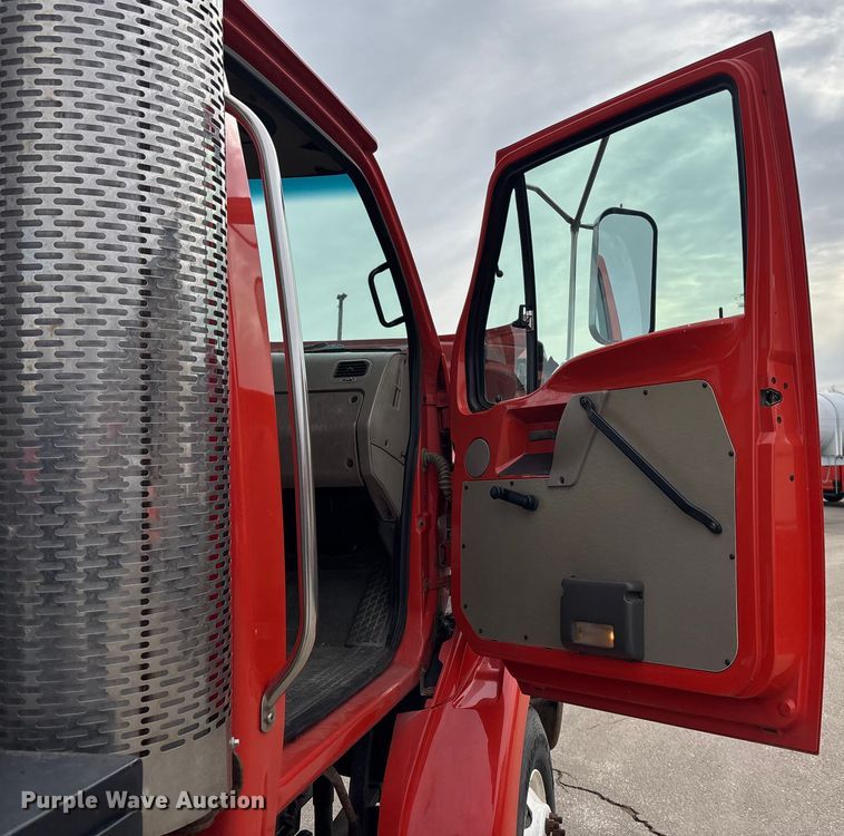 image for item FB0781 2006 Sterling L9500 Series semi truck