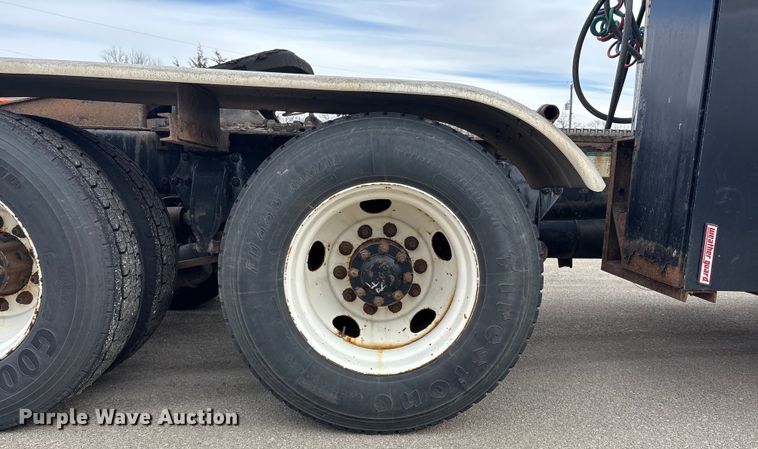 image for item FB0781 2006 Sterling L9500 Series semi truck