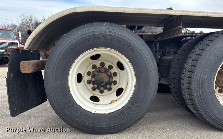 image for item FB0781 2006 Sterling L9500 Series semi truck