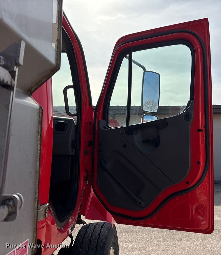 image for item FB0783 2015 Freightliner 108SD dump truck