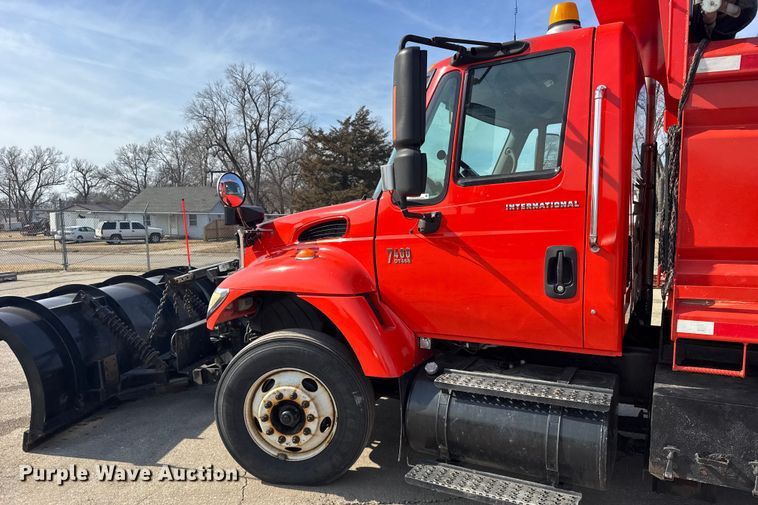 image for item FB0798 2007 International 7400 dump truck