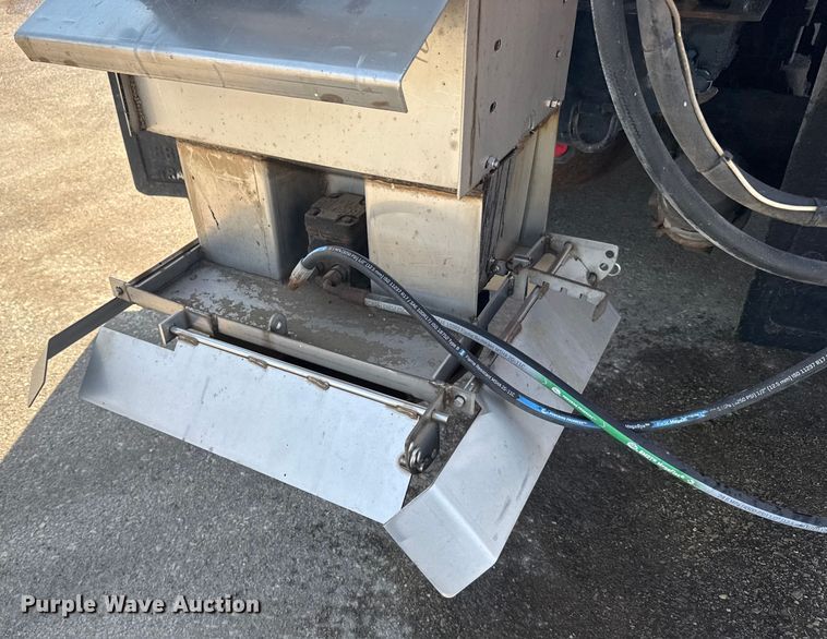 image for item FB0798 2007 International 7400 dump truck