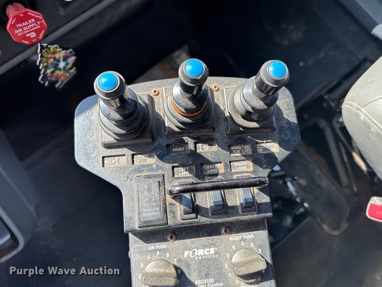 image for item FB0798 2007 International 7400 dump truck