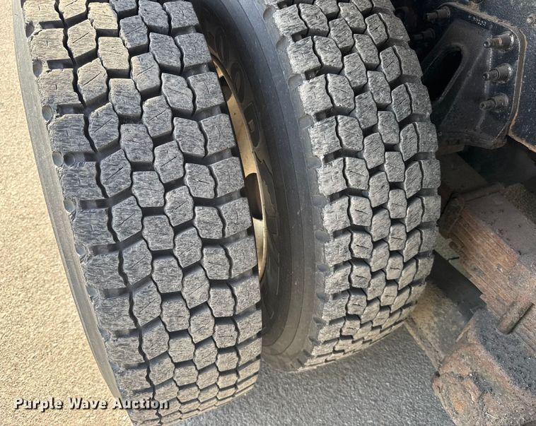 image for item FB0798 2007 International 7400 dump truck