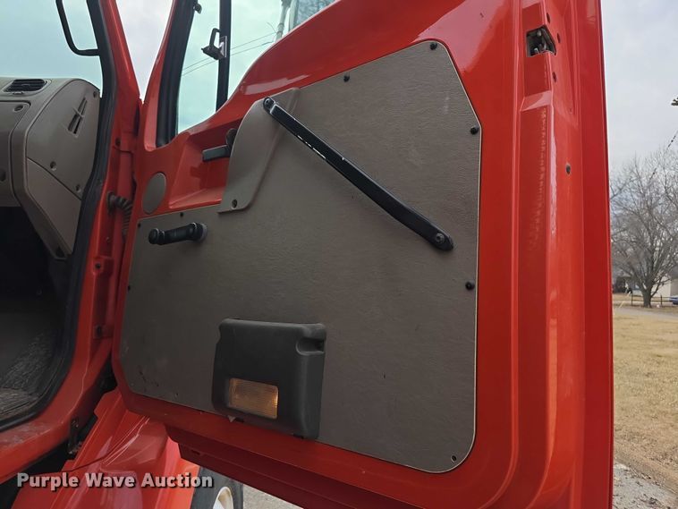 image for item FI0831 2005 Sterling LT7500 dump truck