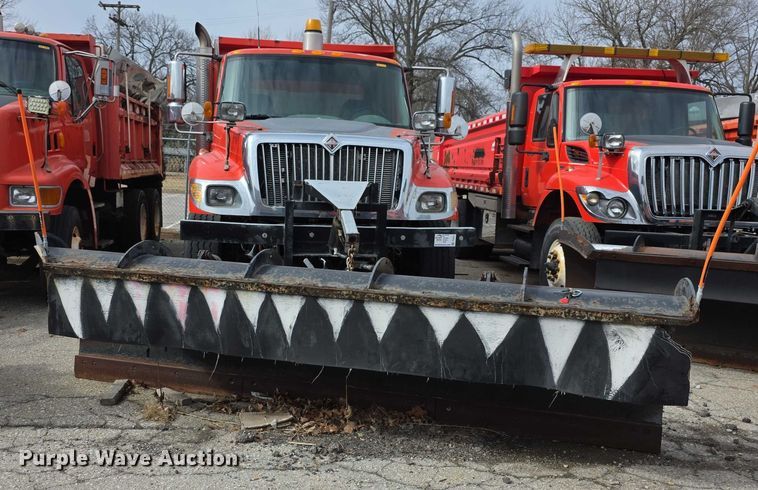 image for item FI0834 2003 International 7500 dump truck