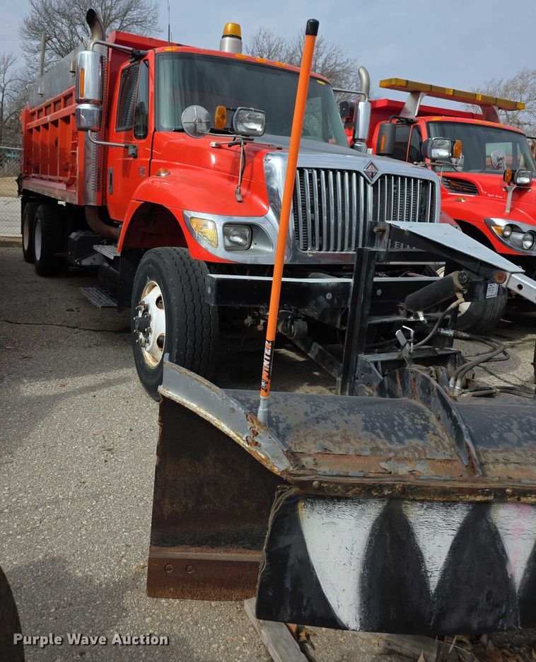 image for item FI0834 2003 International 7500 dump truck