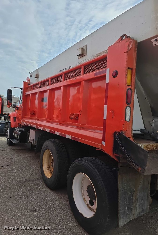 image for item FI0834 2003 International 7500 dump truck