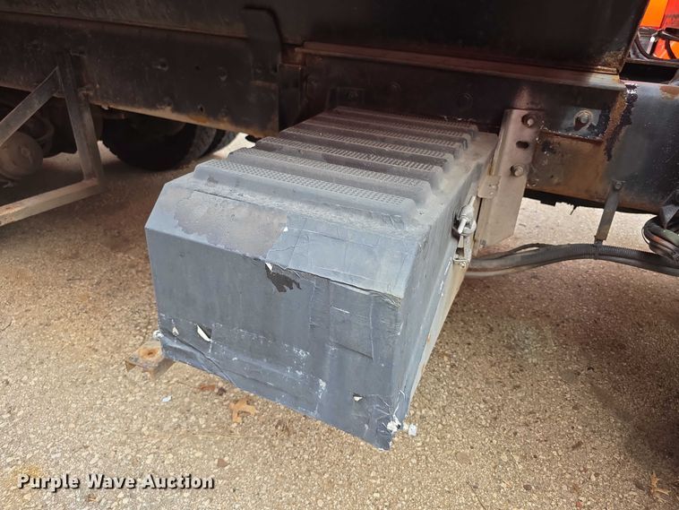 image for item FI0834 2003 International 7500 dump truck