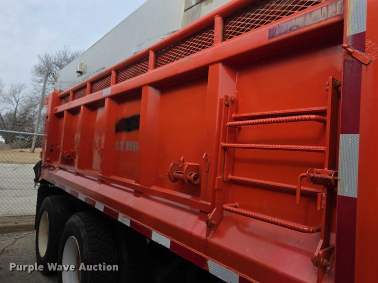 image for item FI0834 2003 International 7500 dump truck