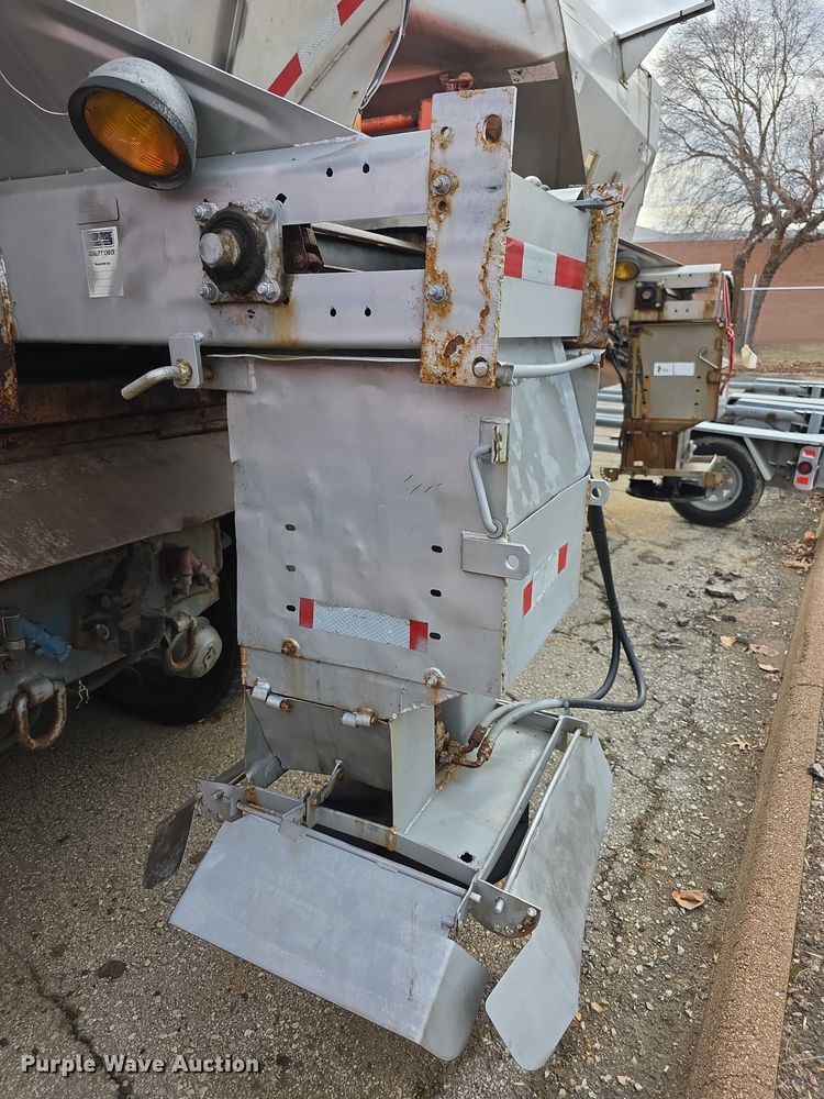 image for item FI0834 2003 International 7500 dump truck