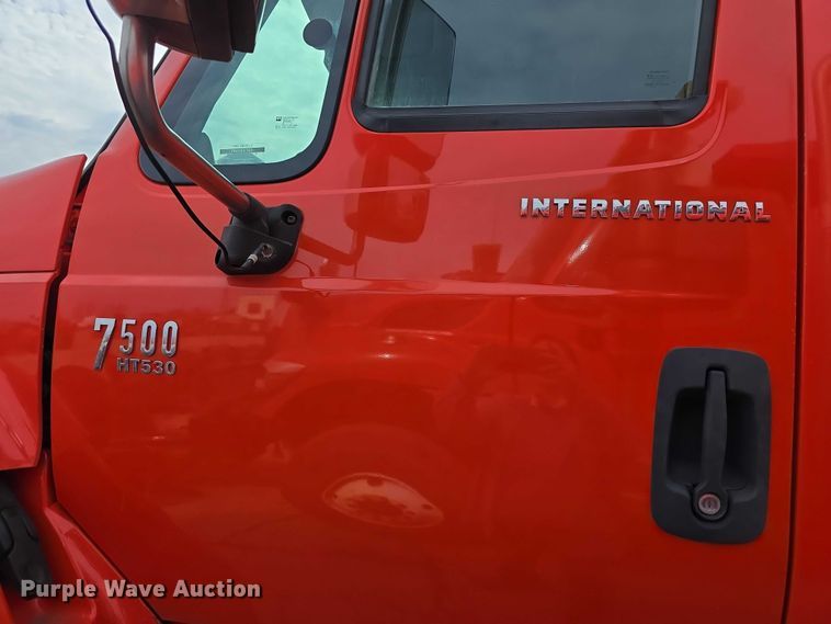 image for item FI0834 2003 International 7500 dump truck