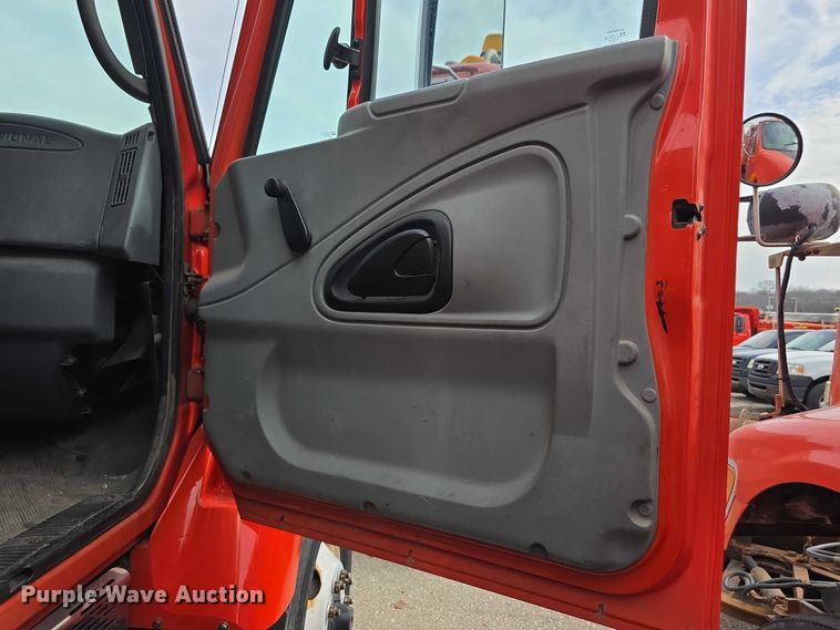 image for item FI0834 2003 International 7500 dump truck