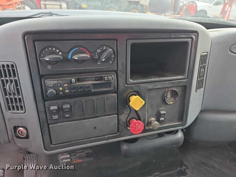 image for item FI0834 2003 International 7500 dump truck