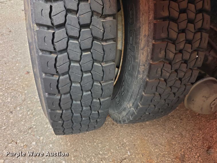 image for item FI0834 2003 International 7500 dump truck