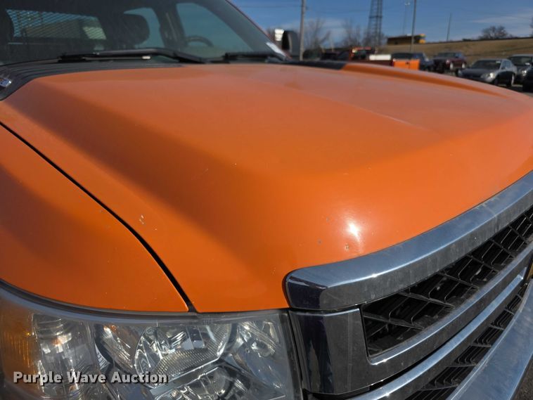 image for item FI0839 2013 Chevrolet Silverado 2500HD Crew Cab utility bed pickup truck