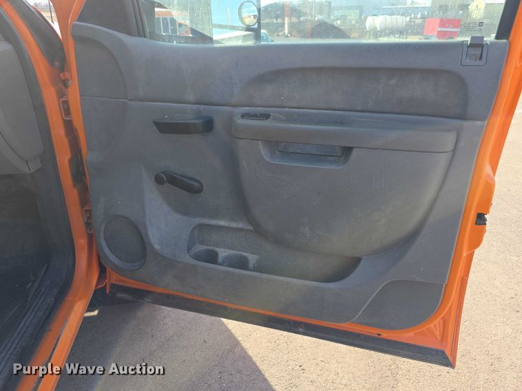 image for item FI0839 2013 Chevrolet Silverado 2500HD Crew Cab utility bed pickup truck