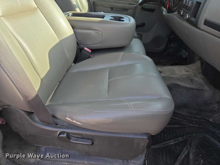 image for item FI0839 2013 Chevrolet Silverado 2500HD Crew Cab utility bed pickup truck