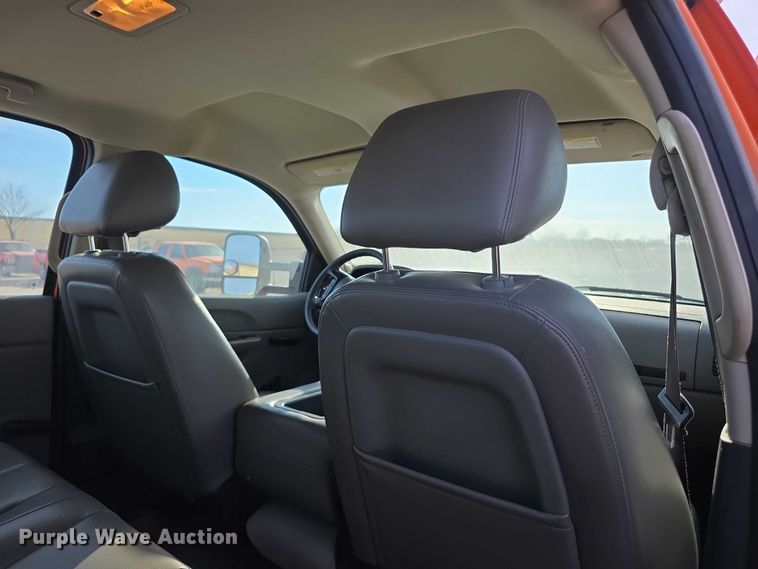 image for item FI0839 2013 Chevrolet Silverado 2500HD Crew Cab utility bed pickup truck