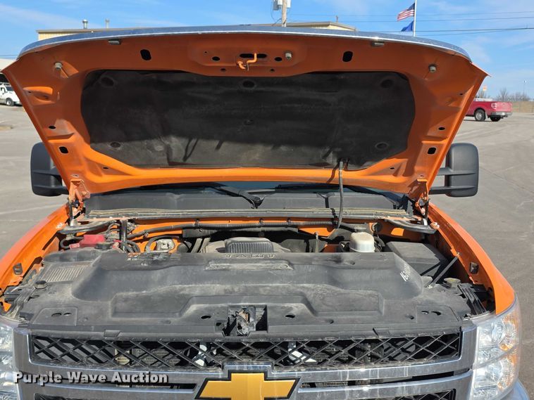 image for item FI0839 2013 Chevrolet Silverado 2500HD Crew Cab utility bed pickup truck