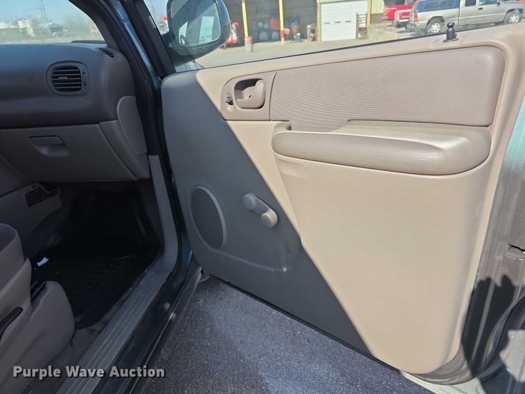 image for item FI0846 2003 Dodge Caravan SE van