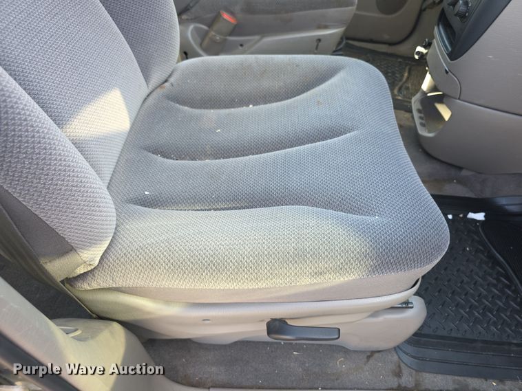 image for item FI0846 2003 Dodge Caravan SE van