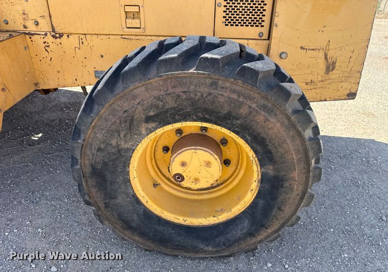 image for item DQ4256 John Deere 486E forklift