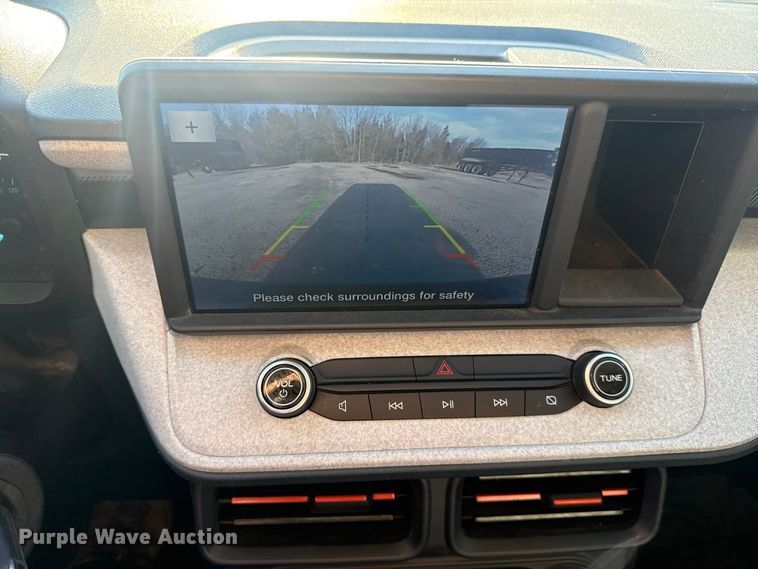 image for item DQ4265 2022 Ford Maverick XL Crew Cab pickup truck