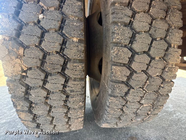 image for item DQ4283 2012 Ford F550 Super Duty Ext. Cab flatbed truck