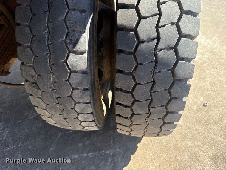 image for item DQ4283 2012 Ford F550 Super Duty Ext. Cab flatbed truck