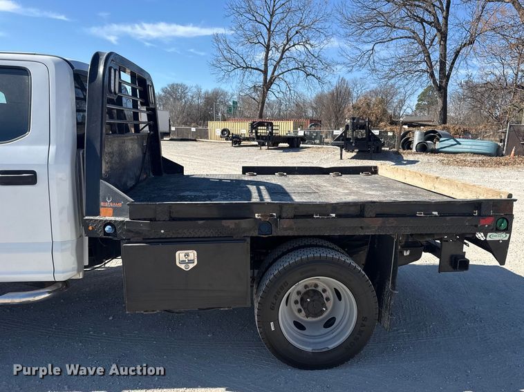 image for item DQ4333 2018 Ford F550 Super Duty Crew Cab flatbed truck