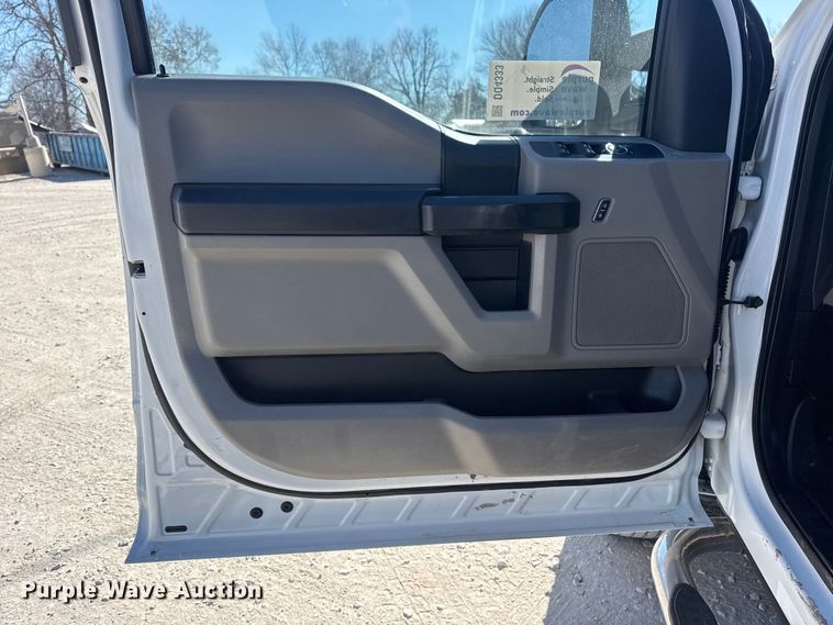 image for item DQ4333 2018 Ford F550 Super Duty Crew Cab flatbed truck