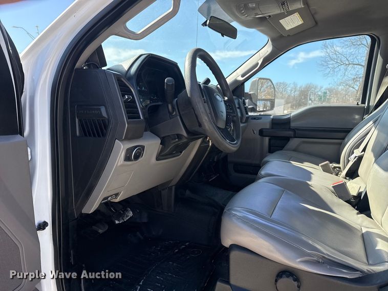 image for item DQ4333 2018 Ford F550 Super Duty Crew Cab flatbed truck