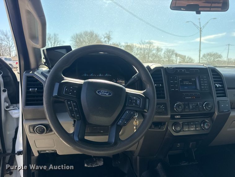 image for item DQ4333 2018 Ford F550 Super Duty Crew Cab flatbed truck