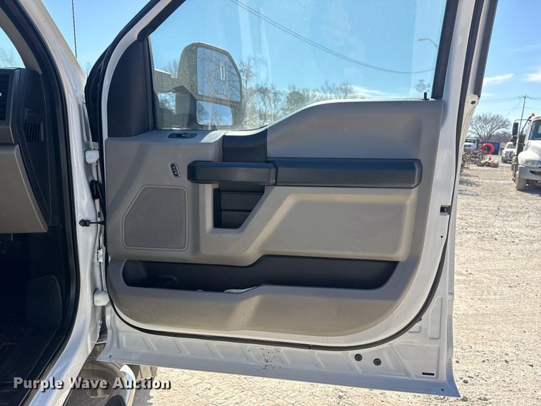 image for item DQ4333 2018 Ford F550 Super Duty Crew Cab flatbed truck