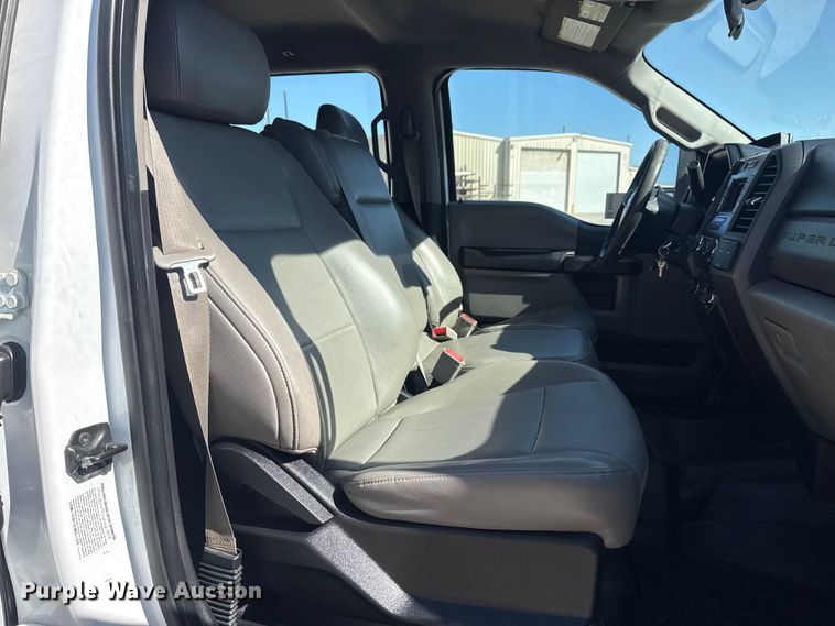 image for item DQ4333 2018 Ford F550 Super Duty Crew Cab flatbed truck