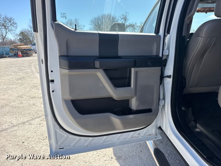 image for item DQ4333 2018 Ford F550 Super Duty Crew Cab flatbed truck