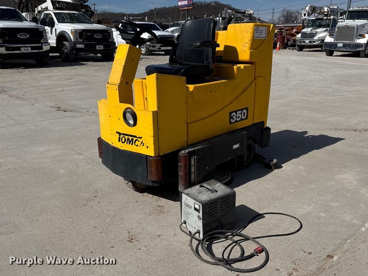 image for item DQ4336 Tomcat 350 floor scrubber