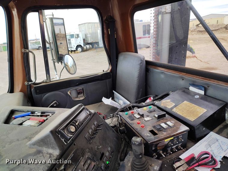 image for item DT0952 2000 Volvo WX refuse truck